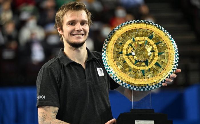 缺乏自信的 缺乏自信的